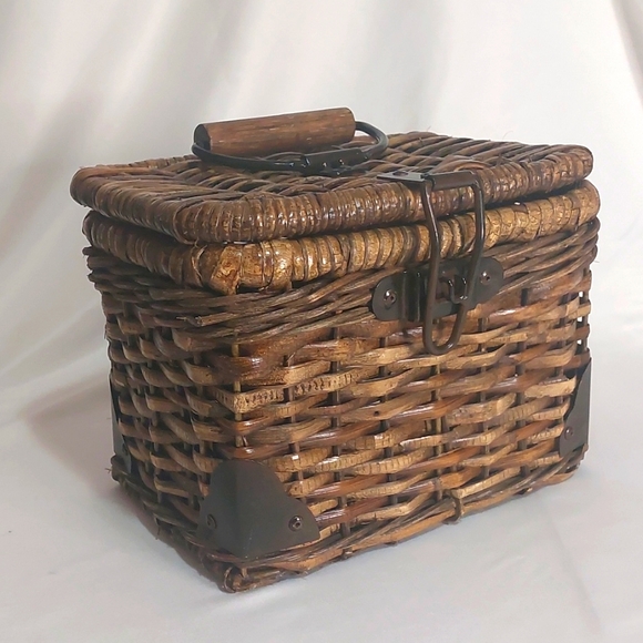 Pottery Barn Lidded Daytrip Woven Basket - Picture 1 of 11
